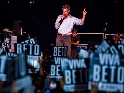Willie Nelson joins Beto O'Rourke At Campaign Rally
