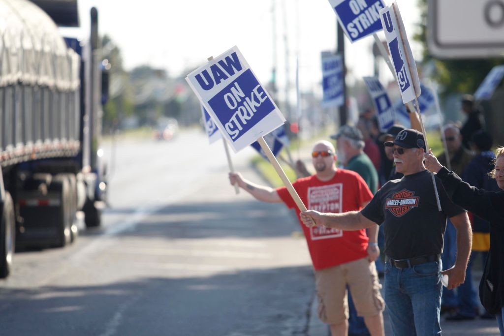 United Auto Workers Continue Large National Strike