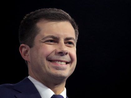Presidential Candidates Attend New Hampshire Democratic Party Dinner