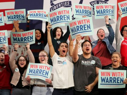Democratic Presidential Candidate Sen. Elizabeth Warren Campaigns In Iowa Days Before State's Caucus