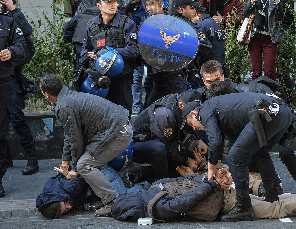 Police Disperse Supporters Of The Pro-Kurdish People's Democratic Party