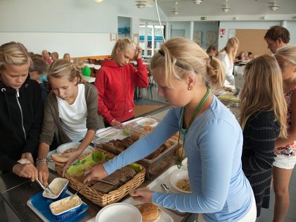 Finland Turku Turku - Waeinoe Aaltosen koulu (school): children having lunch at school