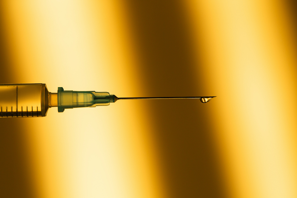Syringe with clean drop on needle