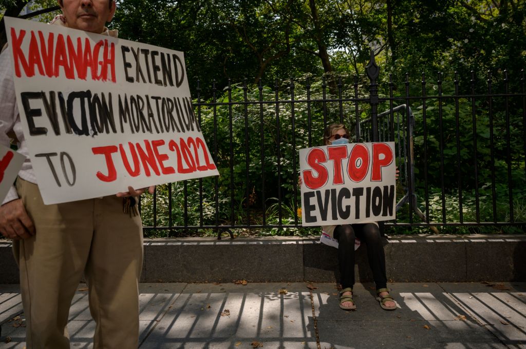 TOPSHOT-US-HEALTH-VIRUS-RENT-EVICTION