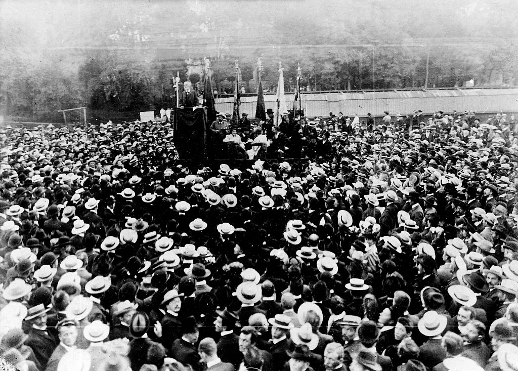 August Bebel speaking on the conference of the 2nd Socialist International
