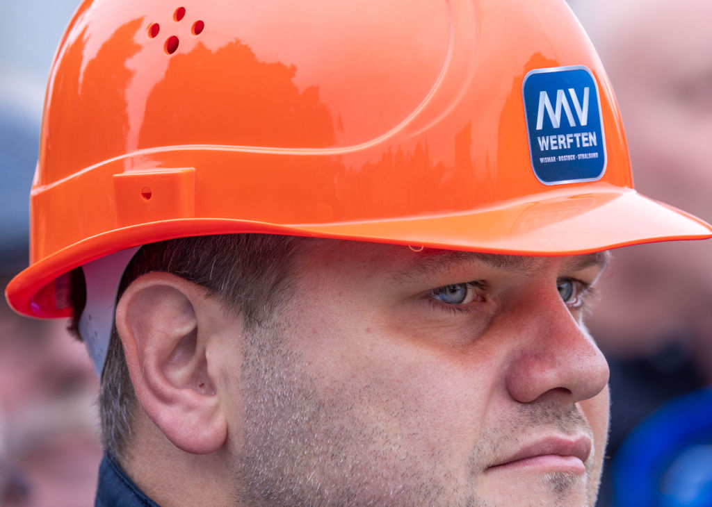 Shipyard workers demand extension of transfer company