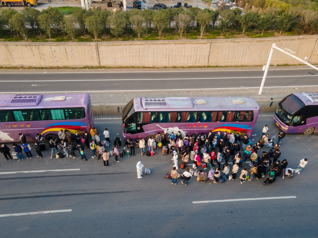 Zhengzhou Helps Foxconn Employees Head Home