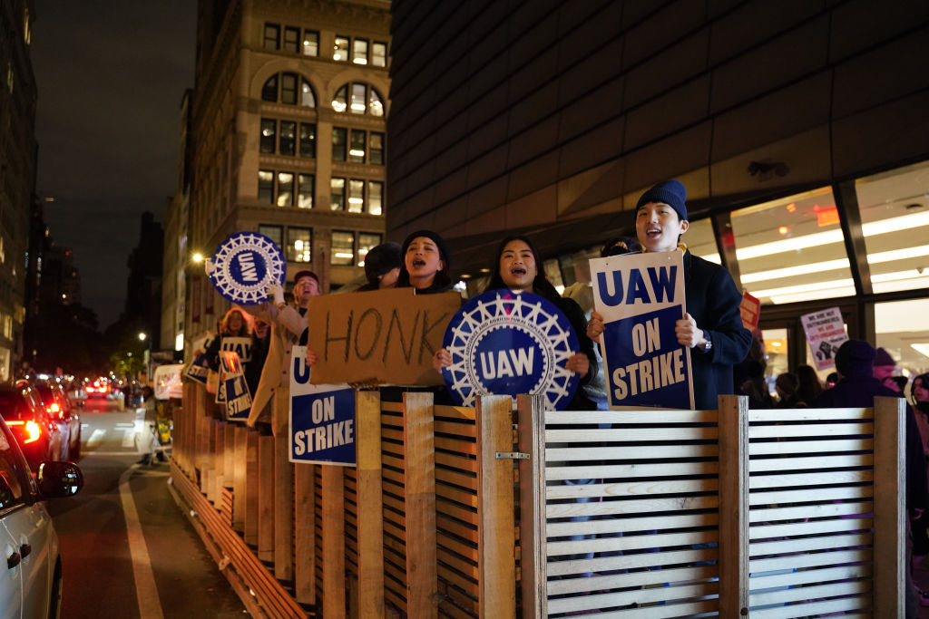 The New School part-time faculty on strike for better pay in NYC