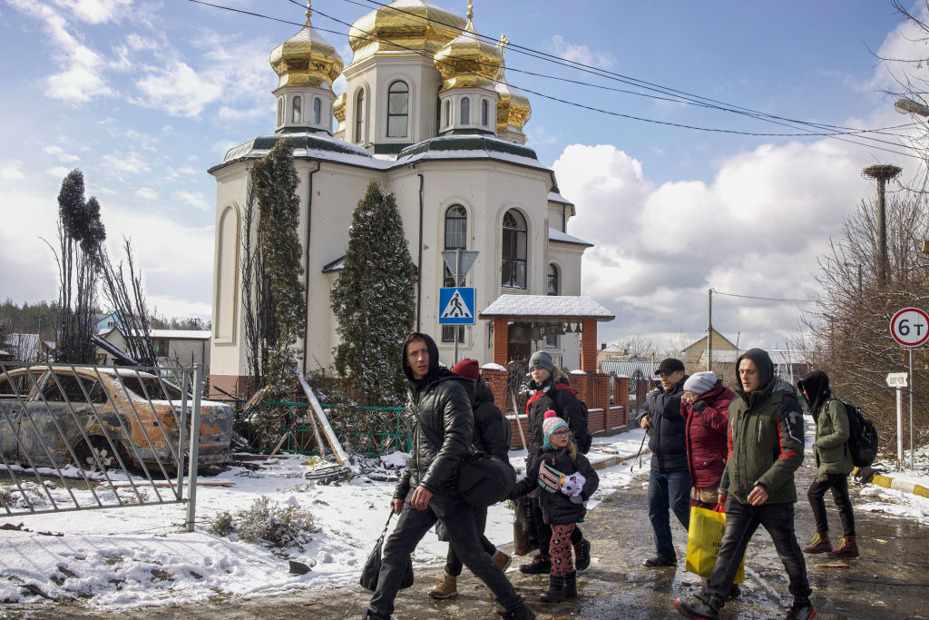 Residents of Irpin seen evacuating away from the frontline