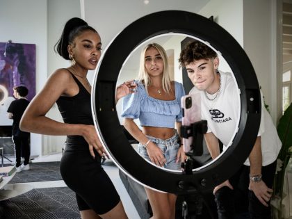 FRANCE-MEDIA-INTERNET-MOBILES