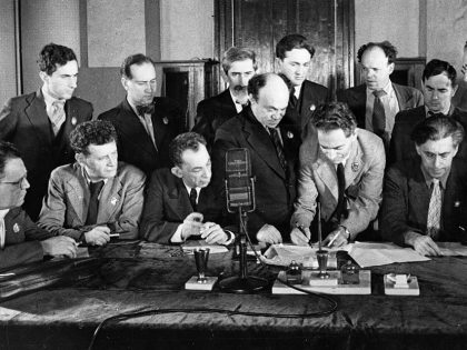 Jewish anti-fascist committee, a group of jewish artists, writers, and musicians signing an appeal to the jews of the world to join the fight against hitler and all forms of fascism, (l to r) writer s, marshak, poet perets markish, writer david berge