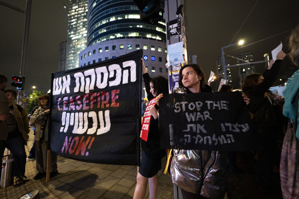 Israeli activists call for ceasefire in Tel Aviv