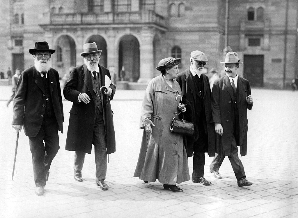Karl Kautsky - von links: Pfannkuch, Bernstein, Kautsky und seine Frau sowie Begleiter