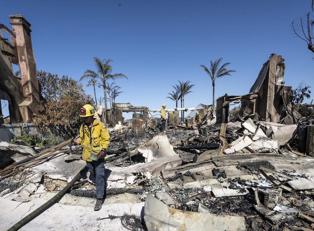 At least 20 Homes destroyed as Laguna Niguel brush fire rips through Orange County coastal community