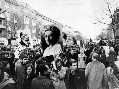 Vietnam-Demos Berlin - Demonstranten tragen Portraits von Lenin und Rosa Luxemburg