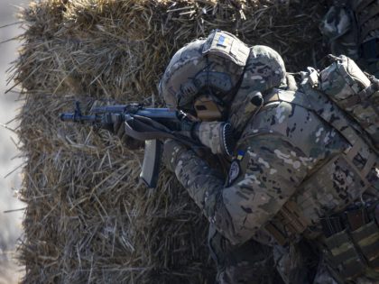 Ukrainian soldiers trained at the front with US-made weapons