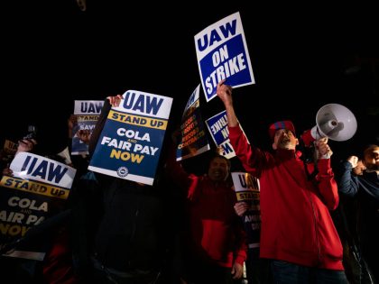 United Auto Workers Hold Limited Strikes As Contract Negotiations Expire