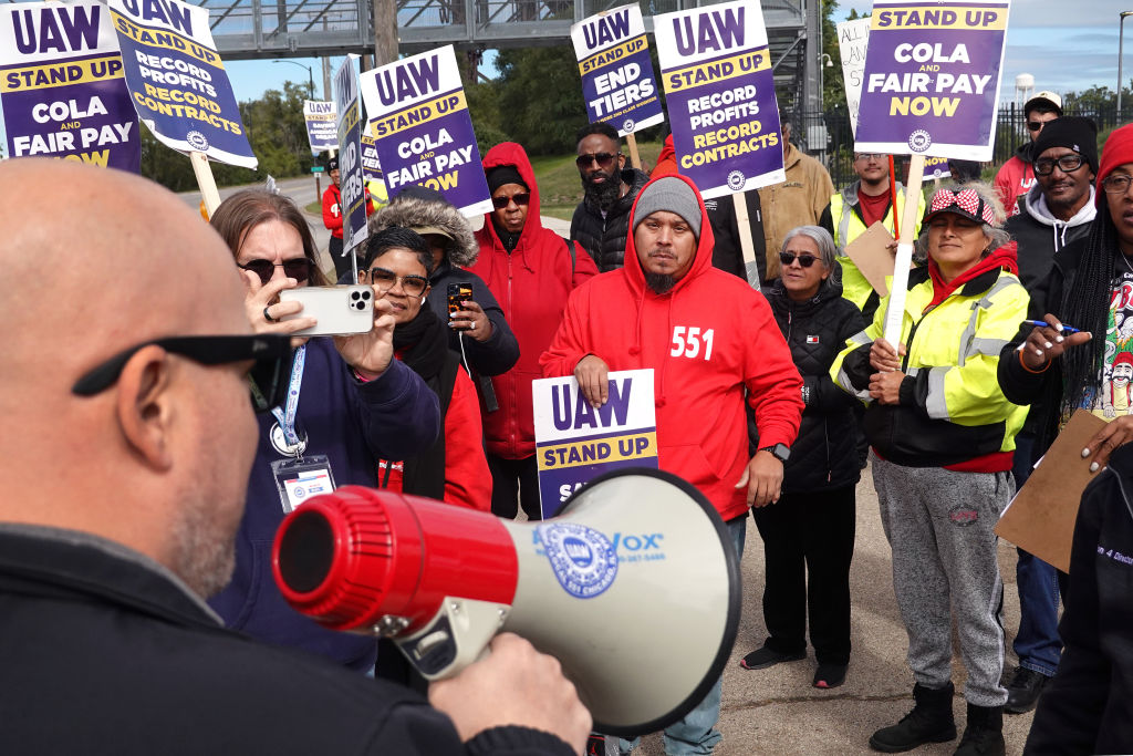UAW Strike Continues, As Autoworkers Picket Outside Chicago's Ford Assembly Plant