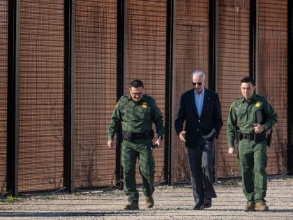 TOPSHOT-US-POLITICS-BIDEN-BORDER
