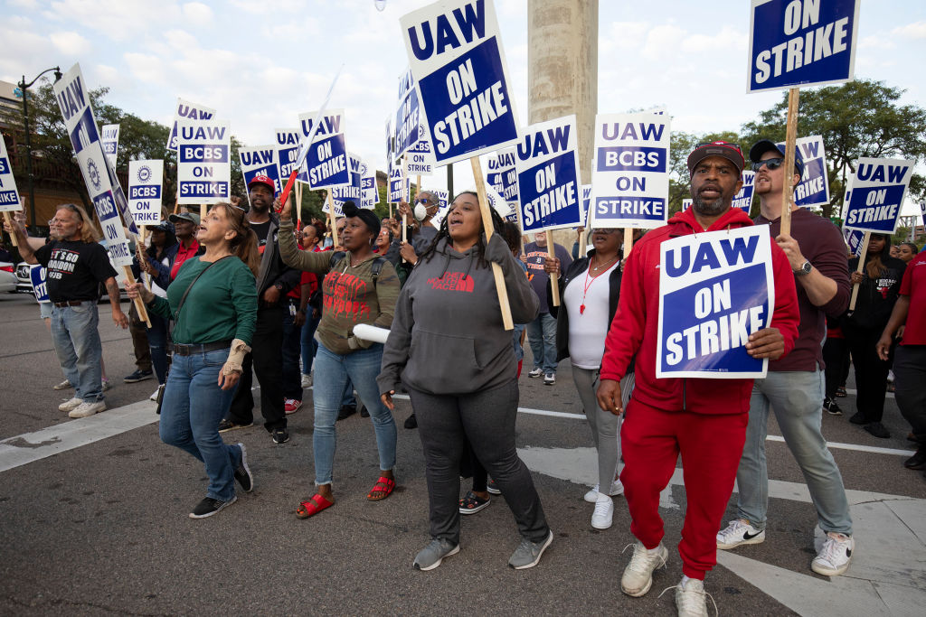 United Auto Workers Hold Limited Strikes As Contract Negotiations Expire