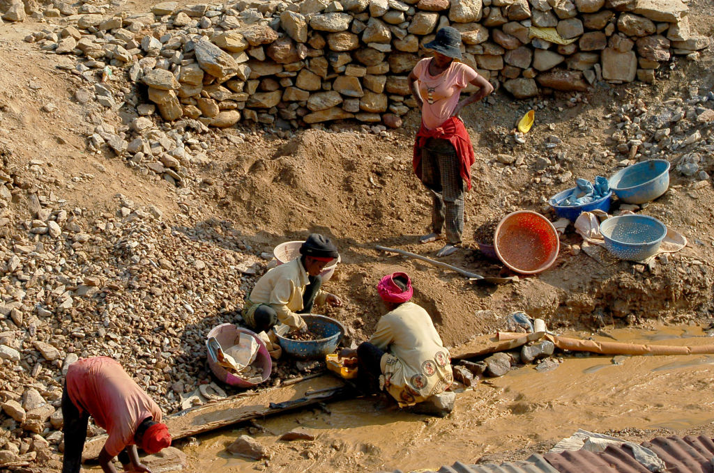 Cobalt mining under poor conditions in Democratic Republic of Congo