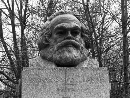 Karl Marx grave site tomb in London