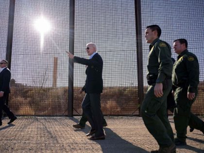 TOPSHOT-US-POLITICS-BIDEN-BORDER
