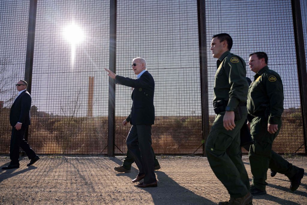 TOPSHOT-US-POLITICS-BIDEN-BORDER