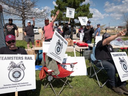 Canadian Rail Strike Set To Begin If Last Minute Deal Can't Be Reached