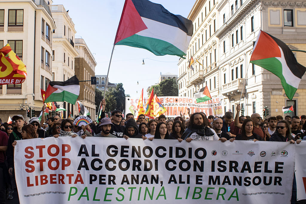 People march begins at Termini station, passes in front of
