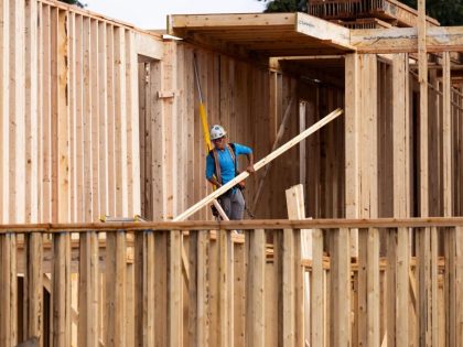 Homebuyers In Canada Bet On More Rate Cuts With Adjustable Loans