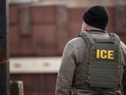 ICE Agents Carry Out Raid On Undocumented Immigrants In Chicago