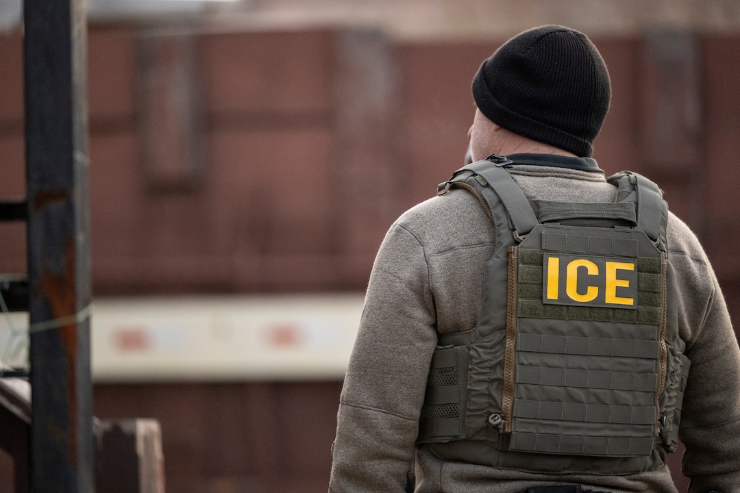 ICE Agents Carry Out Raid On Undocumented Immigrants In Chicago