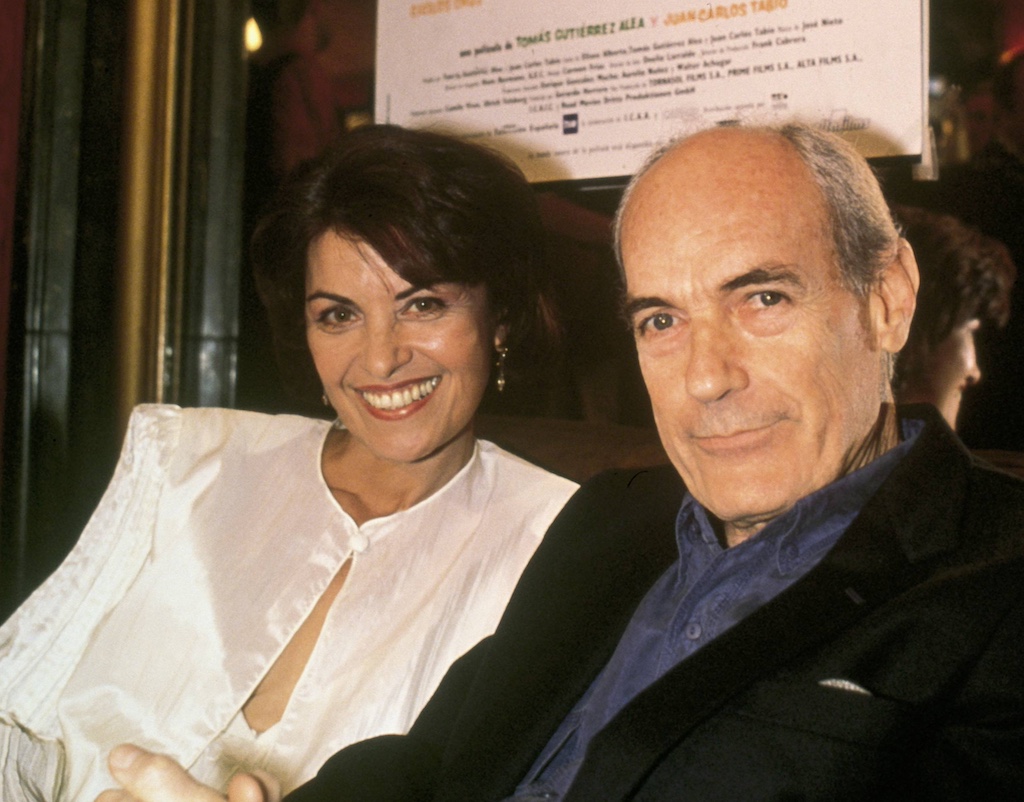 Tom√°s Guti√©rrez Alea and his wife Mirtha Ibarra The film director and the actress in a cinema in the premi√®re of ¬¥Guantanamera¬¥