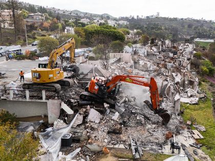 Debris cleanup up at Vista del Mar townhomes Pacific Palisades