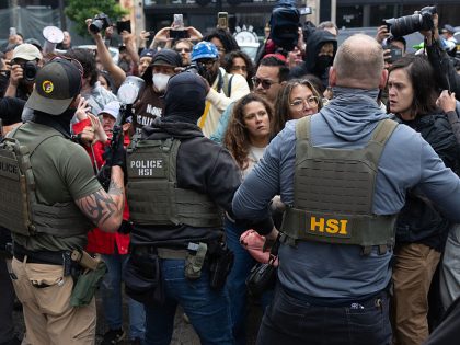 ICE Detains Undocumented Immigrants In Chicago