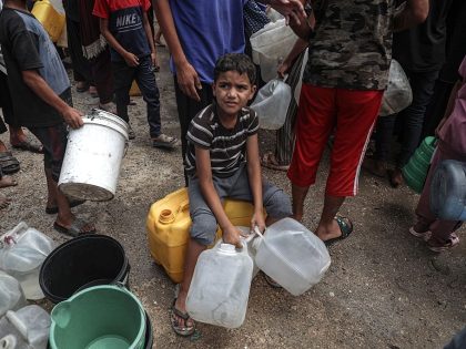 MIDEAST-GAZA CITY-FETCHING WATER