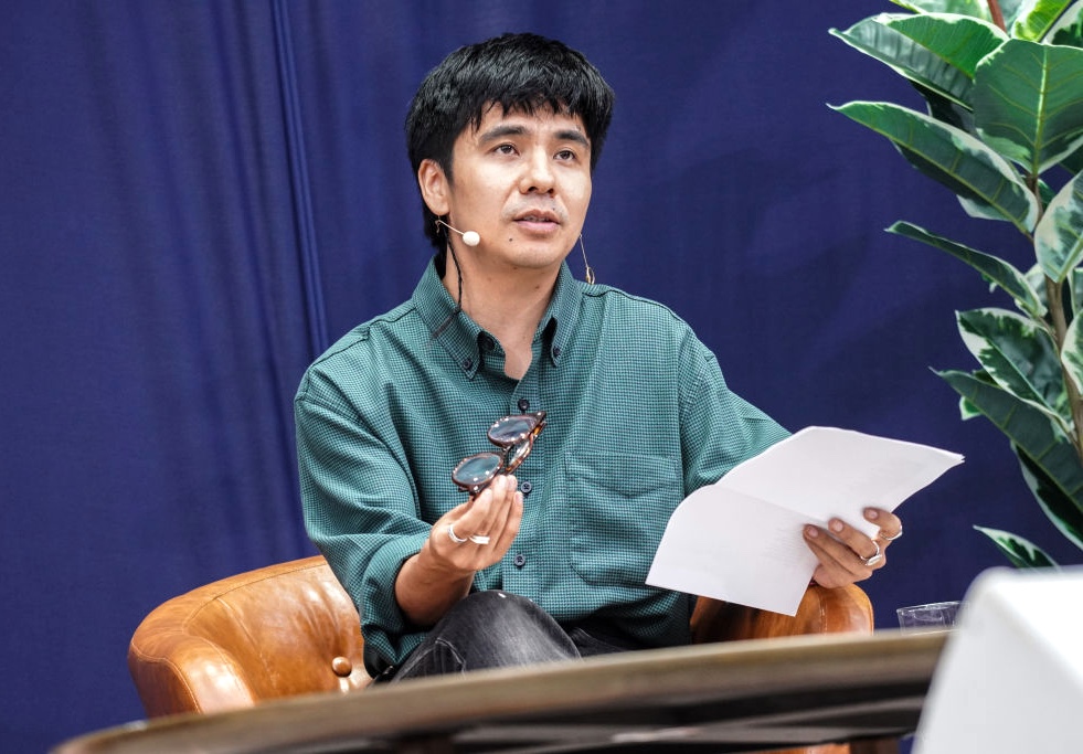 Ocean Vuong shares his experience with the audience