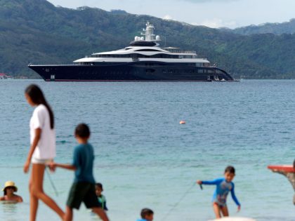 Marc Zuckerberg's Yacht Seen In French Polynesia