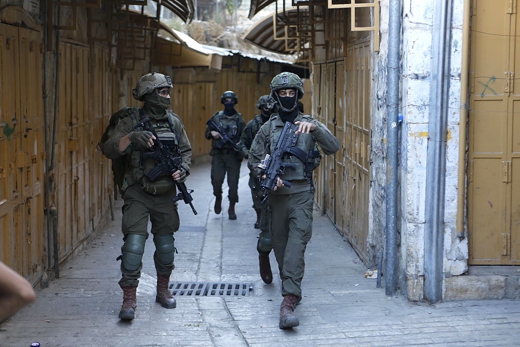 Israeli settlers hold provocative tour in Hebron under army protection