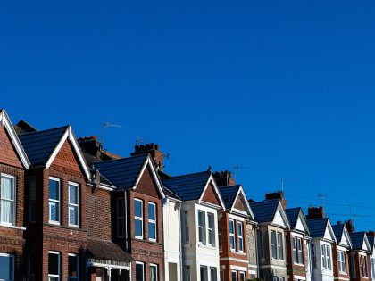 House Prices in London's 'Stockbroker Belt' Drop Most in 2025