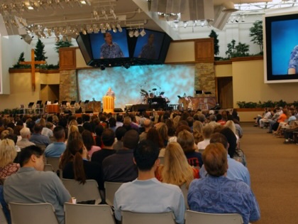 Pastor Rick Warren speaks at Saddleback Community Church, June 2, 2003, in Lake Forest, California.