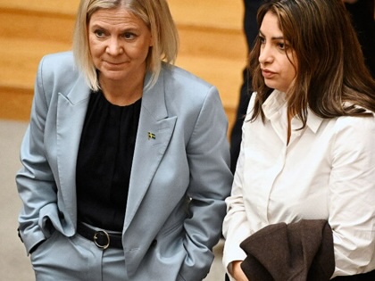 SAP leader Magdalena Andersson and Left Party leader Nooshi Dadgostar speak at the Riksdag in Stockholm. 