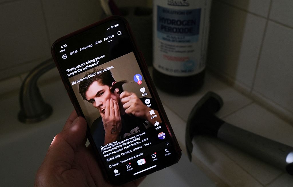 US-UK-INTERNET-HEALTH-DISINFORMATION-LOOKSMAXXING