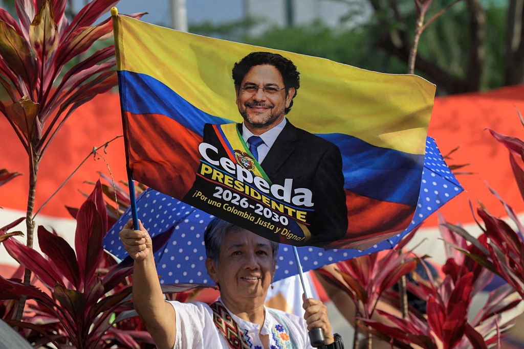Supporter of Aida Quilcue waving national flag