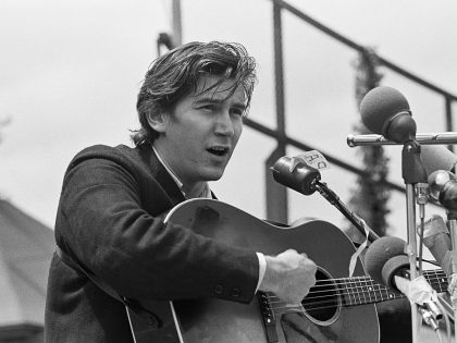 Phil Ochs At 'Vietnam Day'