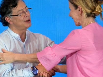 Gustavo Petro shaking hands with Dutch Minister of Climate and Green Growth Stientje van Veldhove. 
