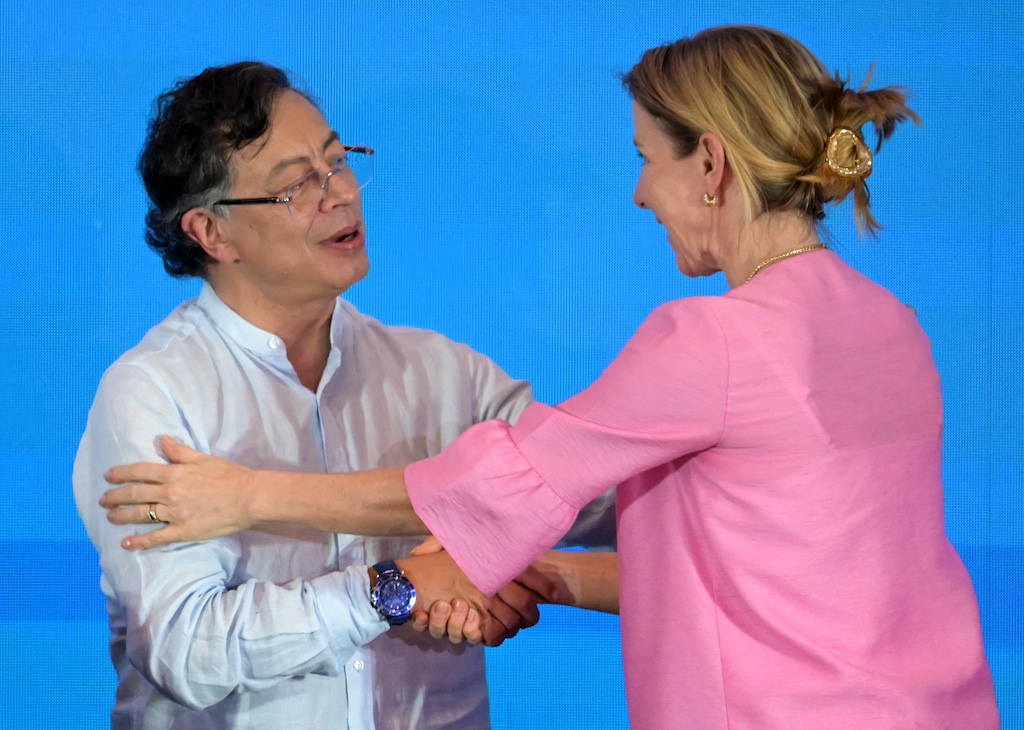 Gustavo Petro shaking hands with Dutch Minister of Climate and Green Growth Stientje van Veldhove. 