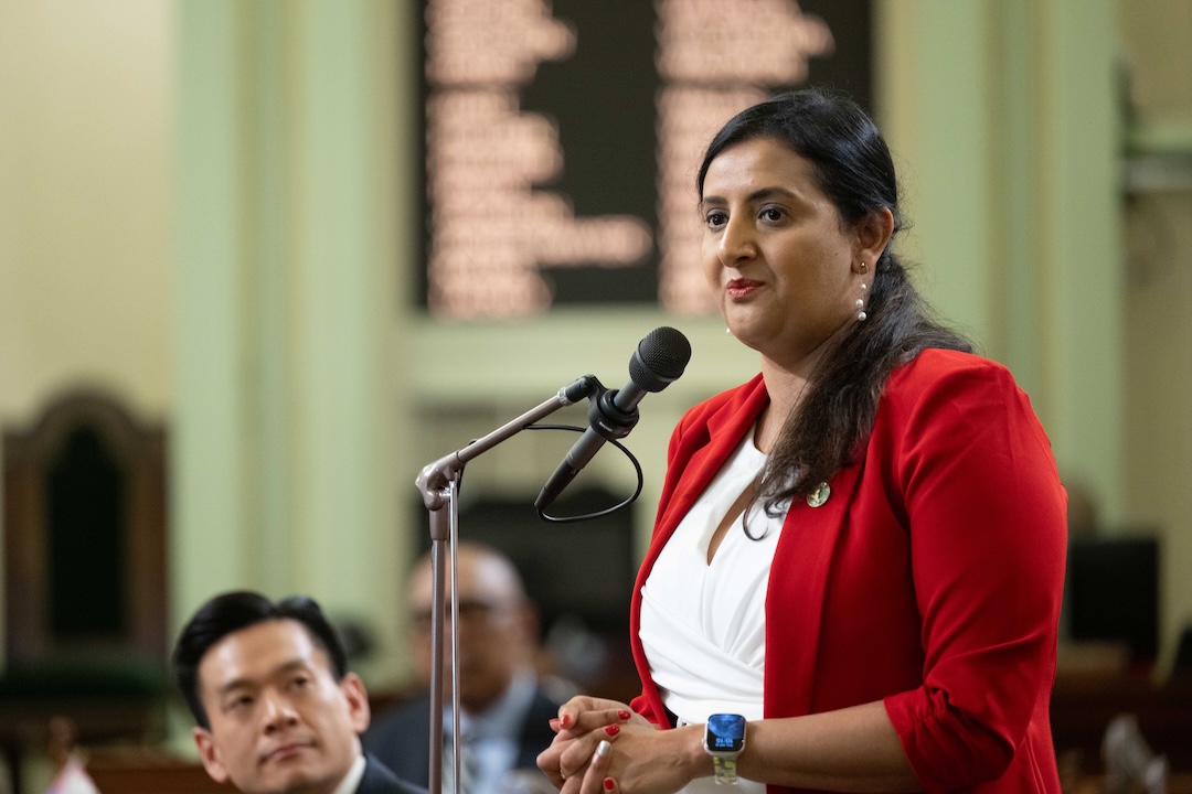 Jasmeet Bains habla en la Asamblea Estatal de California.