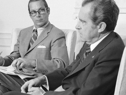 Treasury Secretary William E. Simon speaks with President Richard Nixon. 
